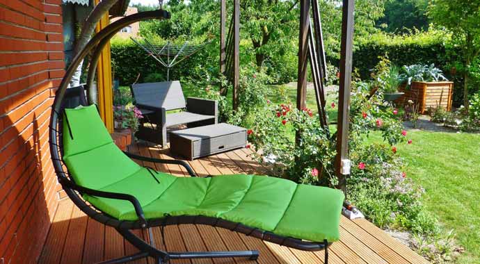 Symbolbild Liege auf Terrasse Symbolbild Liege auf Terrasse