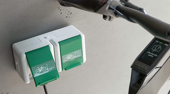 Steckdosen für das E-Bike im Einsatz | Bild: Jung