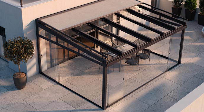 Nahaufnahme von oben auf eine moderne, anthrazitfarbene Terrassenüberdachung mit einem leicht geöffneten Glas-Schiebedach und integrierten Ganzglas-Schiebeanlagen.