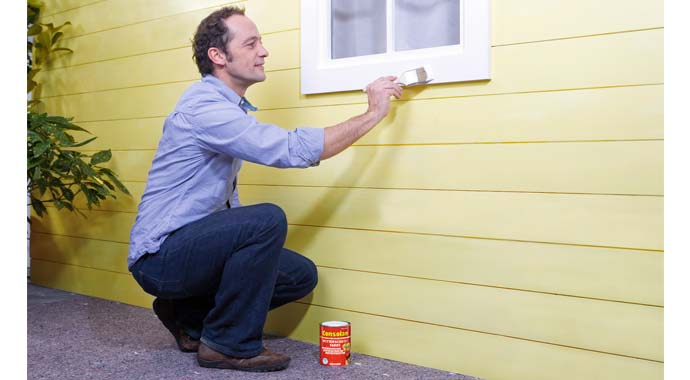 Weiße Fensterlaibungen mit Consolan Wetterschutzfarbe