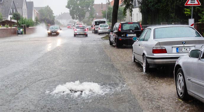 Überflutete Straße nach Starkregen