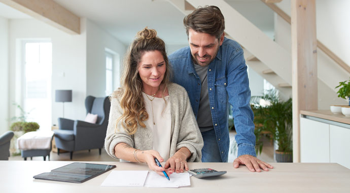 Pärchen bei Planung der Baufinanzierung Pärchen bei Planung der Baufinanzierung
