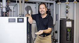 Pelletheizung mit Solaranlage Pelletkessel PELEO OPTIMA und Frischwasserspeicher Aqua EXPRESSO von Paradigma
