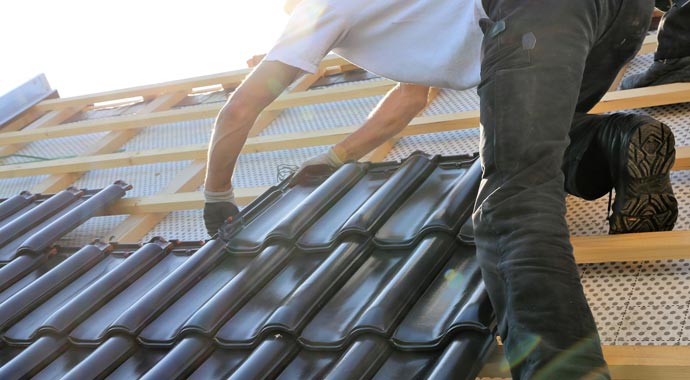 Dachdecker bei der Arbeit Dachdecker bei der Arbeit