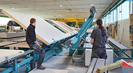 Die Gefache der Wandelemente werden im Werk mit einer Dämmung versehen.