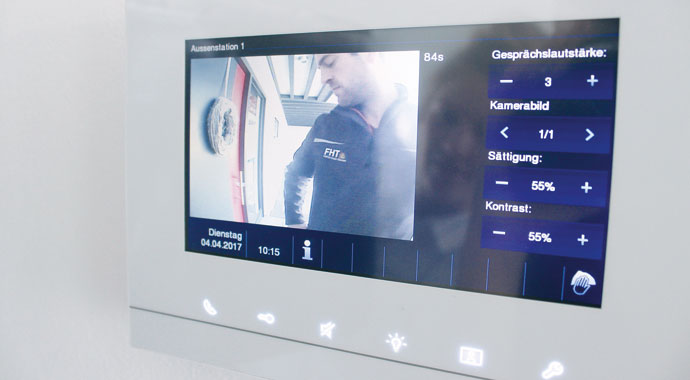 Smart Home Zentrale Musterhaus Bitburg von STREIF Haus