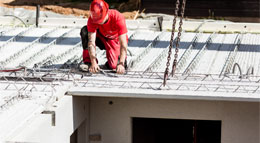 Montage eines glatthaar Fertigkellers auf der Baustelle.