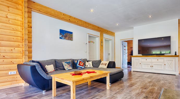Wohnbereich Blockhaus FINNARI von LéonWood