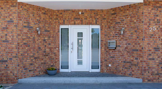 Hauseingang Stadtvilla Lugana von Roth-Massivhaus