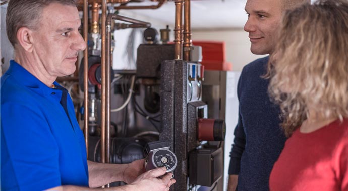 Kundengespräch zum Heizungspumpentausch