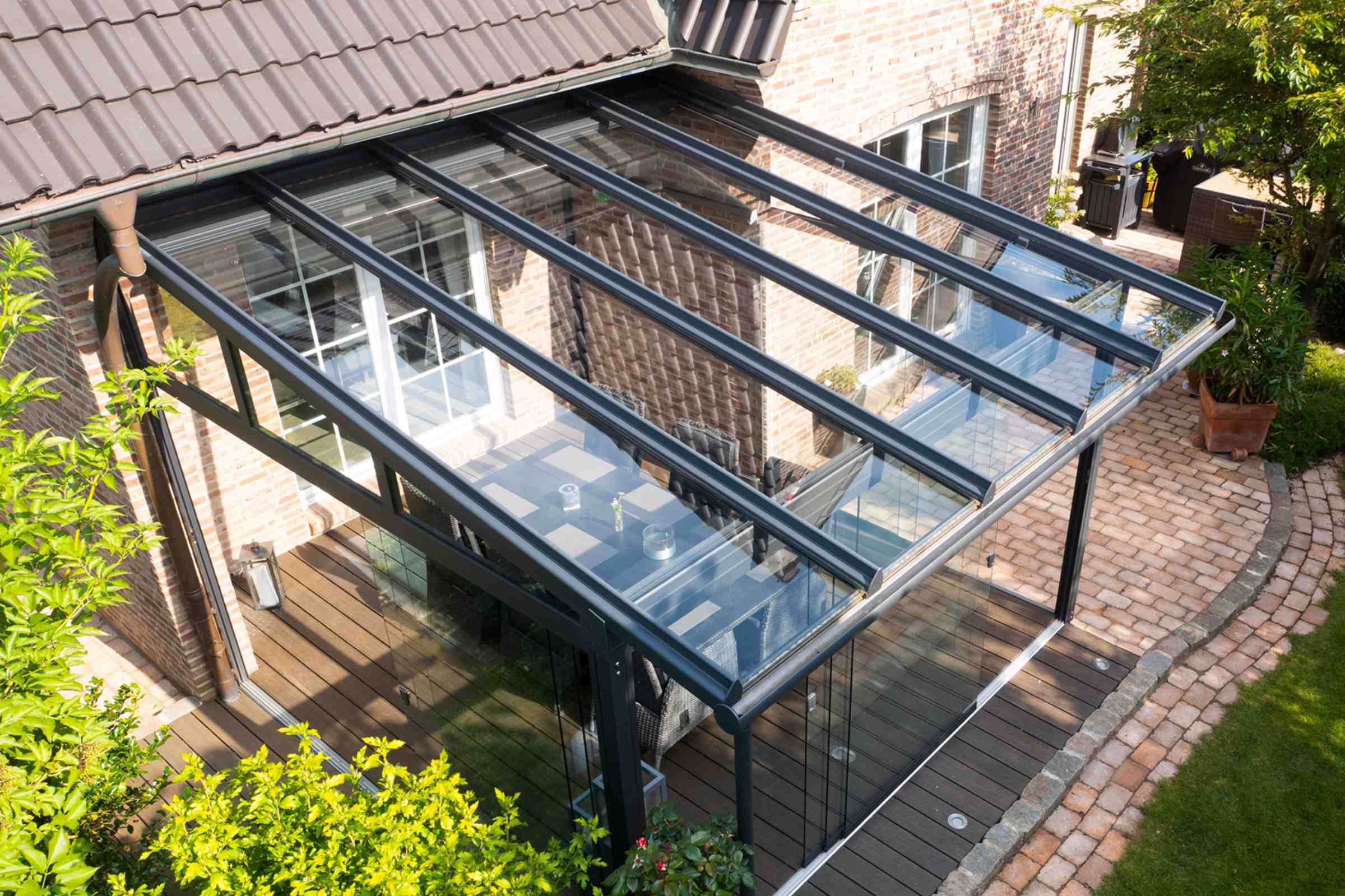 Aluminium-Terrassendach an Klinkerfassade