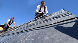 Schieferdach Dachdecker arbeiten an einem Schieferdach von Rathscheck