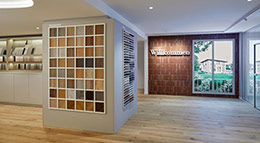 Innenansicht des Viebrockhaus Flagship Store Berlin Charlottenburg mit Material Bemusterung fuer Parkett und Fliesen sowie Willkommen Schriftzug an Klinkerwand Innenansicht des Viebrockhaus Flagship Store Berlin Charlottenburg mit Material Bemusterung fuer Parkett und Fliesen sowie Willkommen Schriftzug an Klinkerwand