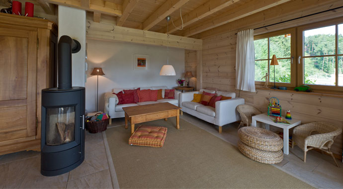 Der helle Erdgeschossbereich profitiert von einigen weiß verputzten Wänden, die zusätzlich Licht reflektieren.