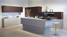 Barrierefreie Küche Zweifarbige Küche von Zeyko mit Highboard