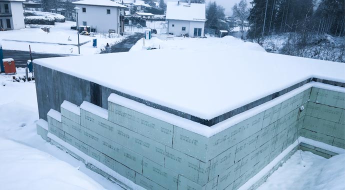 Kellerbau im Winter mit Glatthaar Keller