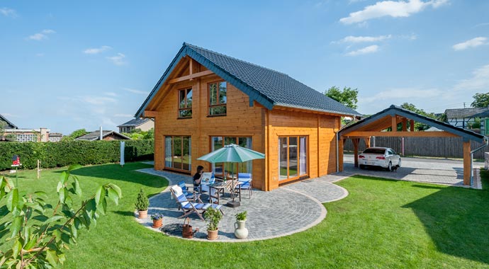 Fullwood Wohnblockhaus Haus Eifelwald Außenansicht Garten