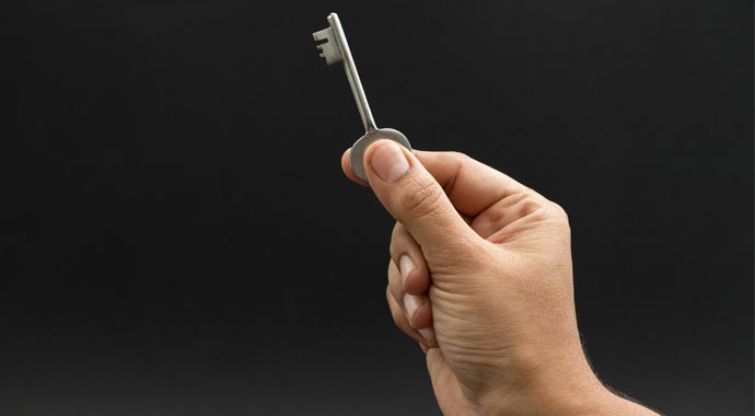 Symbolbild Hand mit Schlüssel Symbolbild Hand mit Schlüssel