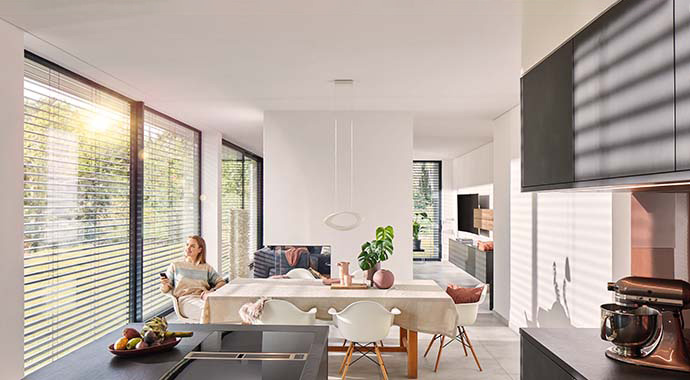 Die manuelle Steuerung des Sonnenschutzes erfolgt per Hand- oder Wandsender. | Foto: WAREMA