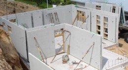 Kellerbau Montage eines Fertigkellers auf der Baustelle.