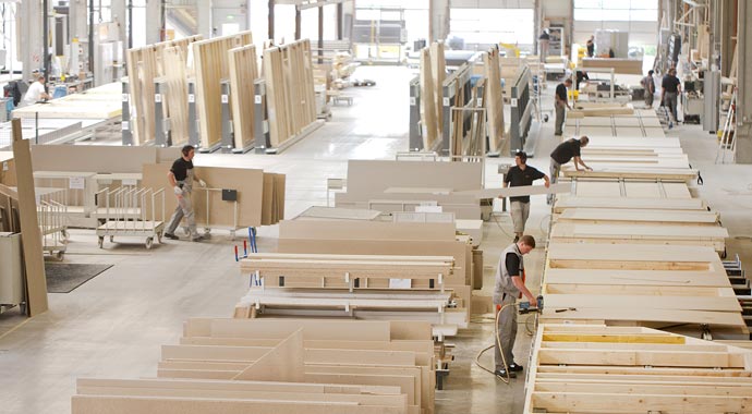 Der Holz-Fertigbau ist eine Symbiose aus traditionellem Holzbau und industrieller Fertigung.