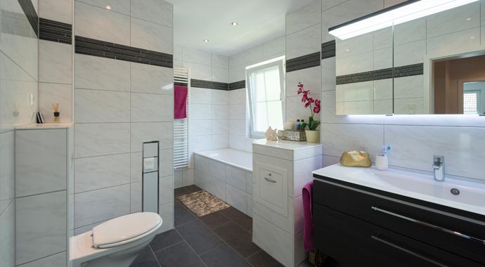 Roth-Massivhaus Stadtvilla als Doppelhaus Badezimmer