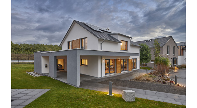 Außenansicht Musterhaus Günzburg von Fertighaus Weiss abends