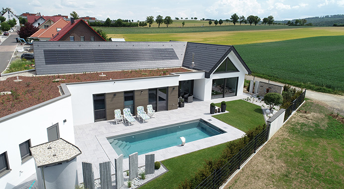 Schieferdach und Photovoltaik-Anlage