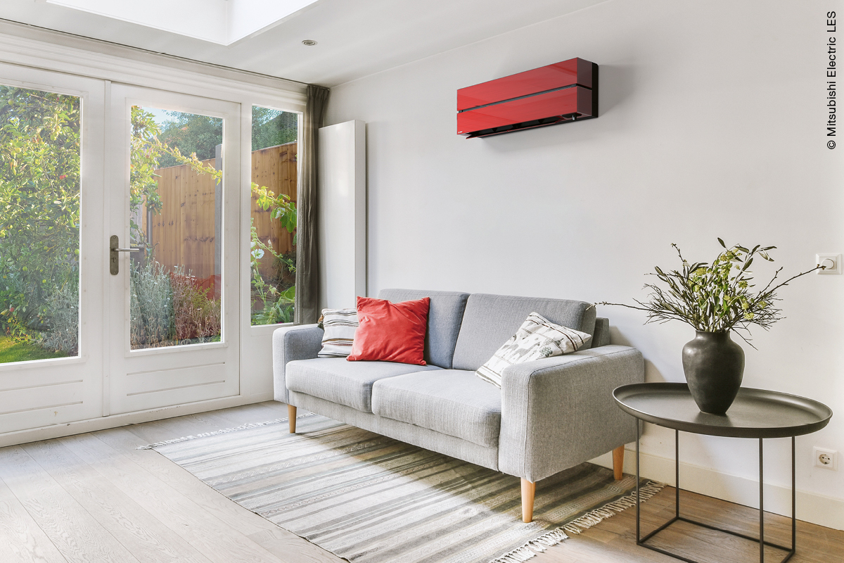 Rote Klimaanlage M-Serie von Mitsubishi Electric 