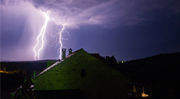Versicherungen für Bauherren Haus bei Gewitter