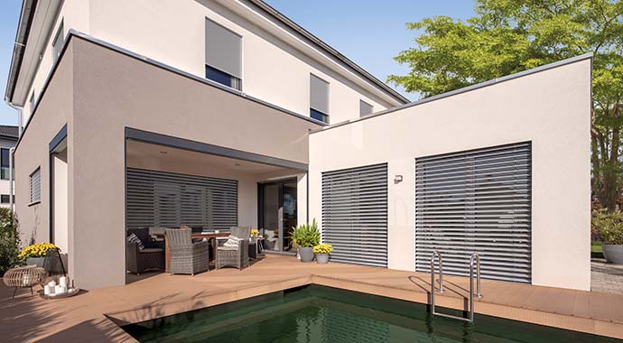Mit Außenjalousien von WAREMA kann die Kraft der Sonne optimal ausgenutzt und der Bedarf an künstlichen Lichtquellen reduziert werden. | Foto: WAREMA