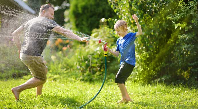 Symbolbild Familie im Garten Symbolbild Familie im Garten
