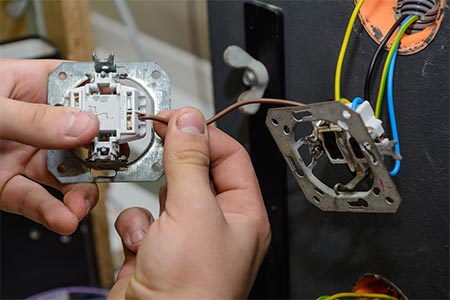 Anschließen eines Lichtschalters Anschließen eines Lichtschalters