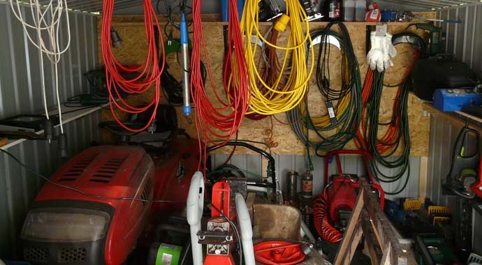 Symbolbild unaufgeräumte Garage Symbolbild unaufgeräumte Garage