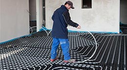 Die Heizungsrohre der Fußbodenheizung verlegen