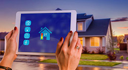 Smart Home Symbolbild Tablet zur Smart-Home-Steuerung