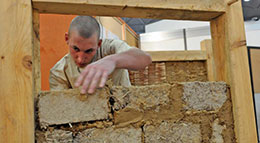 Mit Lehm zu bauen fördert die Wohngesundheit.