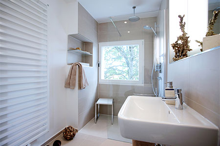 Symbolbild kleines Badezimmer Symbolbild kleines Badezimmer