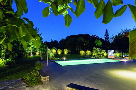 Symbolbild Garten bei Nacht