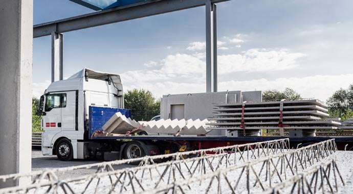 Fertigkellerteile auf dem Weg zur Baustelle