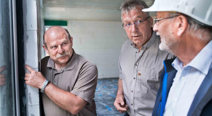 VQC-Sachverständiger im Gespräch mit Handwerker VQC-Sachverständiger im Gespräch mit Handwerker