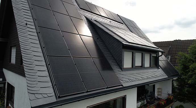 Schieferdach mit Photovoltaik | Foto: Rathscheck Schiefer Schieferdach mit Photovoltaik | Foto: Rathscheck Schiefer