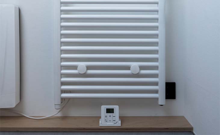 Elektro-Heizkörper Toga unterstützt im Bad Elektro-Heizkörper Toga unterstützt im Bad