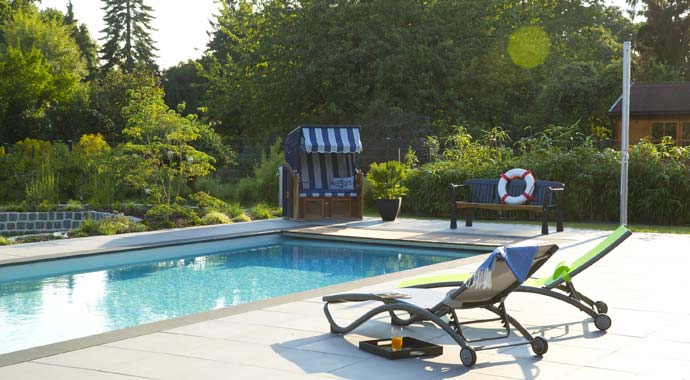 Symbolbild Garten mit Pool