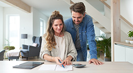 Pärchen bei Planung der Baufinanzierung
