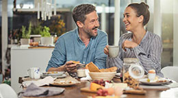 Paar am Frühstückstisch