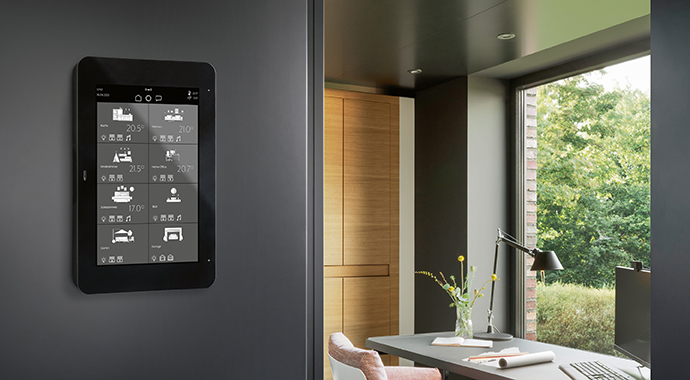 Mit intelligenter Gebäudesystemtechnik von JUNG lassen sich Funktionen im Gebäude sinnvoll automatisieren und der Kontakt mit Schaltern oder Bedienelementen auf ein Minimum reduzieren. | Foto: JUNG