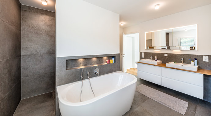 Badezimmer Bauhaus auf Bestandskeller von Meisterück-Haus