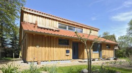 Wohngesundheit Das Hado Bogenhaus von Arkus besteht aus ökologischen und wohngesunden Baustoffen wie Holz, Lehmputz und Ziegeln.