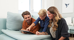 Junge Familie in der eigenen Immobilie